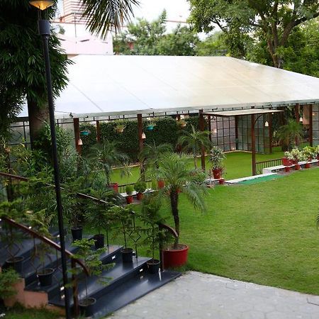 Inderlok Hotel Dehradun Dış mekan fotoğraf